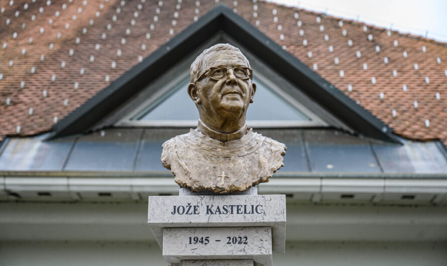 Blagoslov spominskega obeležja našemu prvemu župniku Jožetu Kastelicu